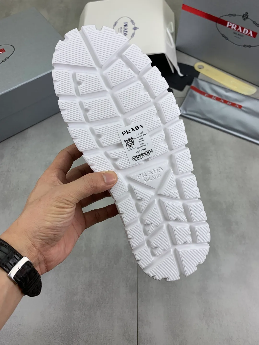 Men's shoes 💰P600💰 [New style] Flying weave series (summer must-have) is now available on the official website, 🆘 Trendy brand (Prada) mainly promotes popular models, avant-garde and versatile fashionable men's shoes, private version mold opening, cowhide surface splicing 1:1.. Fashionable and simple, original imported cowhide and cowhide leather feet; the atmosphere and personality are more fashionable, eye-catching and pursuing class. It will subvert the old idea and be a must-have for fashion trendsetters with you! Must keep it for yourself! High-end comfort and low-end, high-end quality workmanship. Size: 38-45 4️⃣colors available.